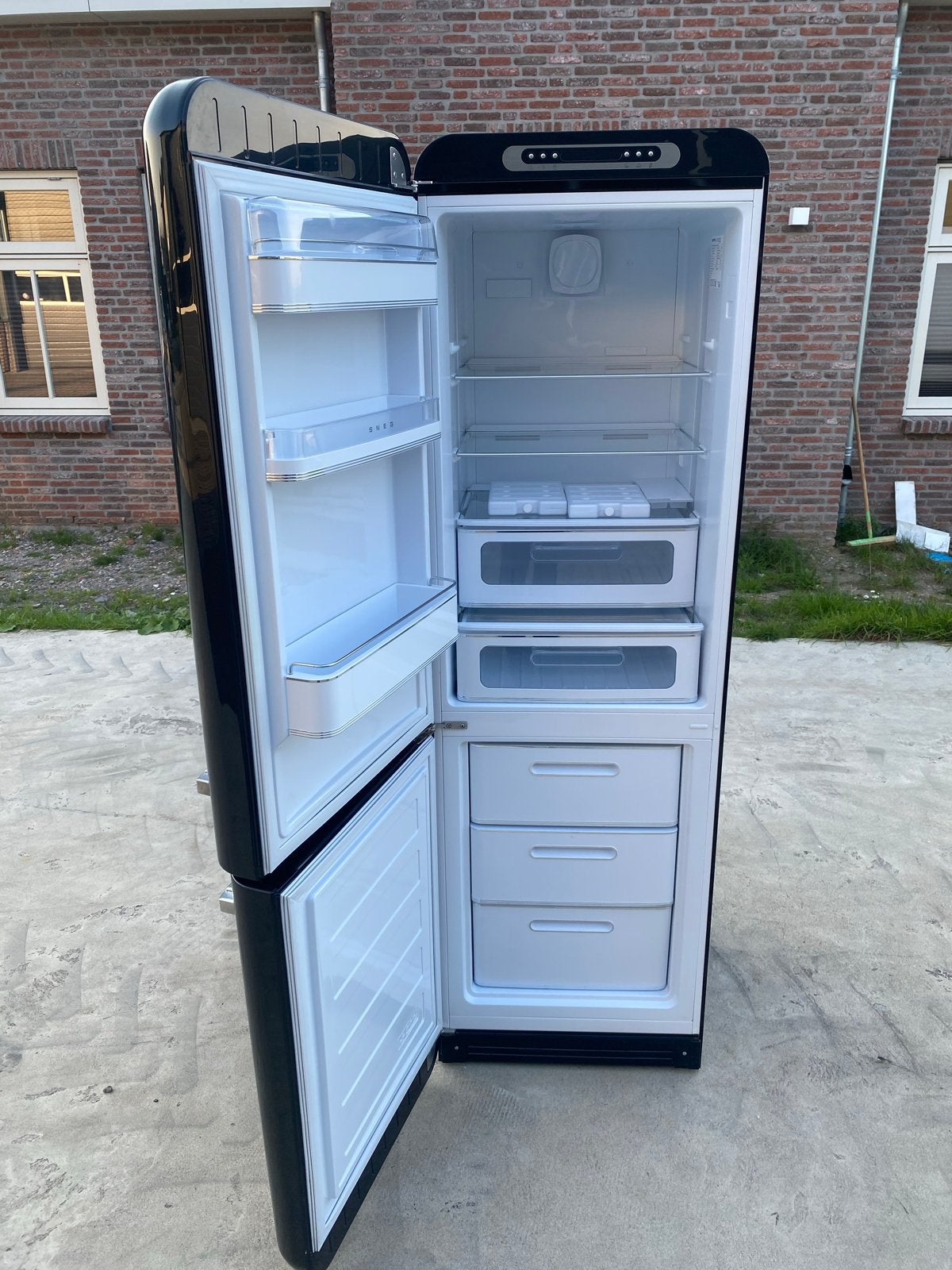 Smeg Koelkast met Vriezer - Zwart, Retro Design, Bella, 200 liter of meer, 60 cm of meer, Met aparte vriezer