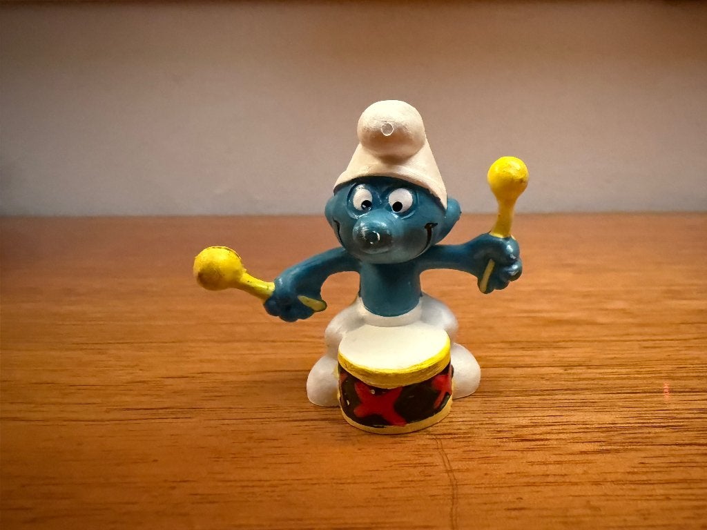Trommelaar Smurf – zwart rand, rode kruisen – gele stokken, Verzamelen, Smurfen, Ophalen of Verzenden, Gebruikt, Overige Smurfen