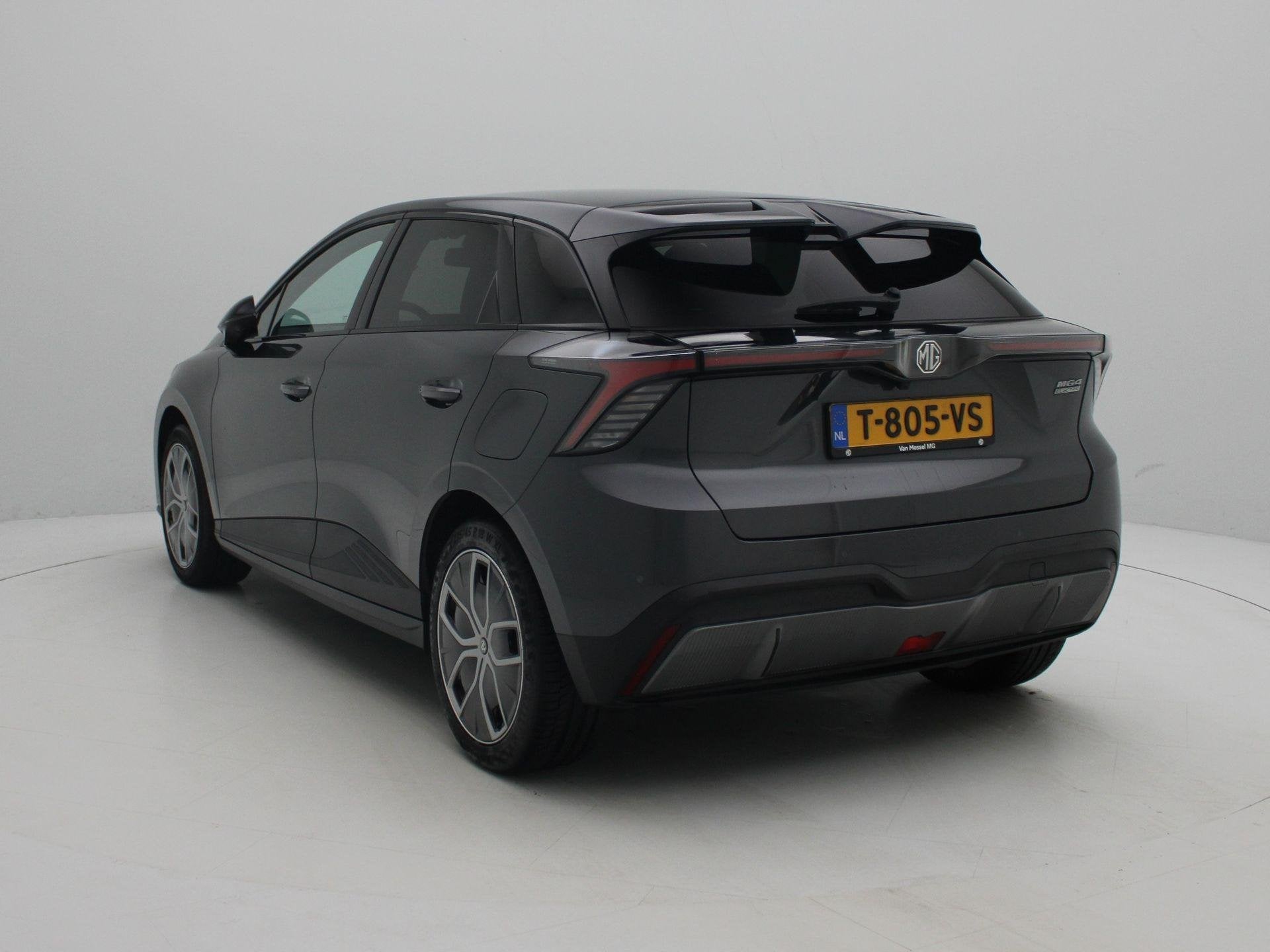 MG 4 Long Range Luxury 64 kWh, Auto's, Automaat, 12 maanden, Achterwielaandrijving, Gebruikt