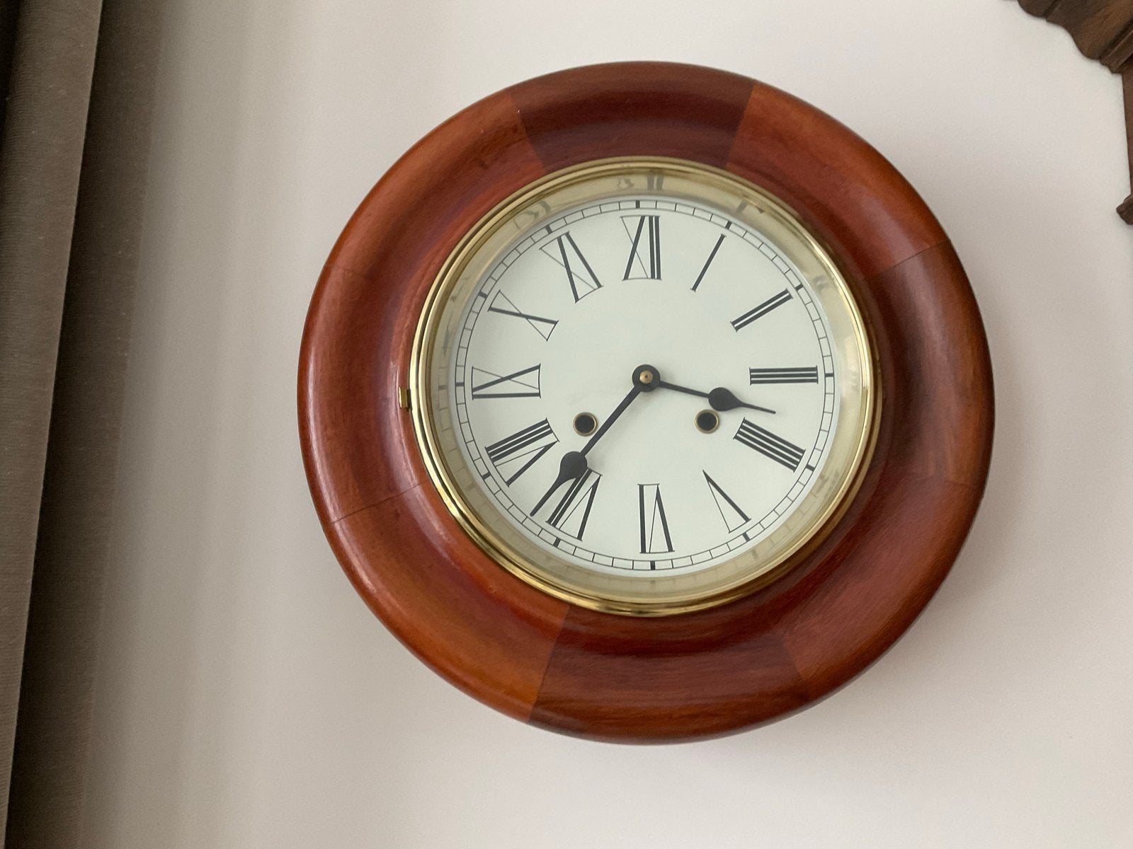 Klassieke houten wandklok met Romeinse cijfers, Ophalen