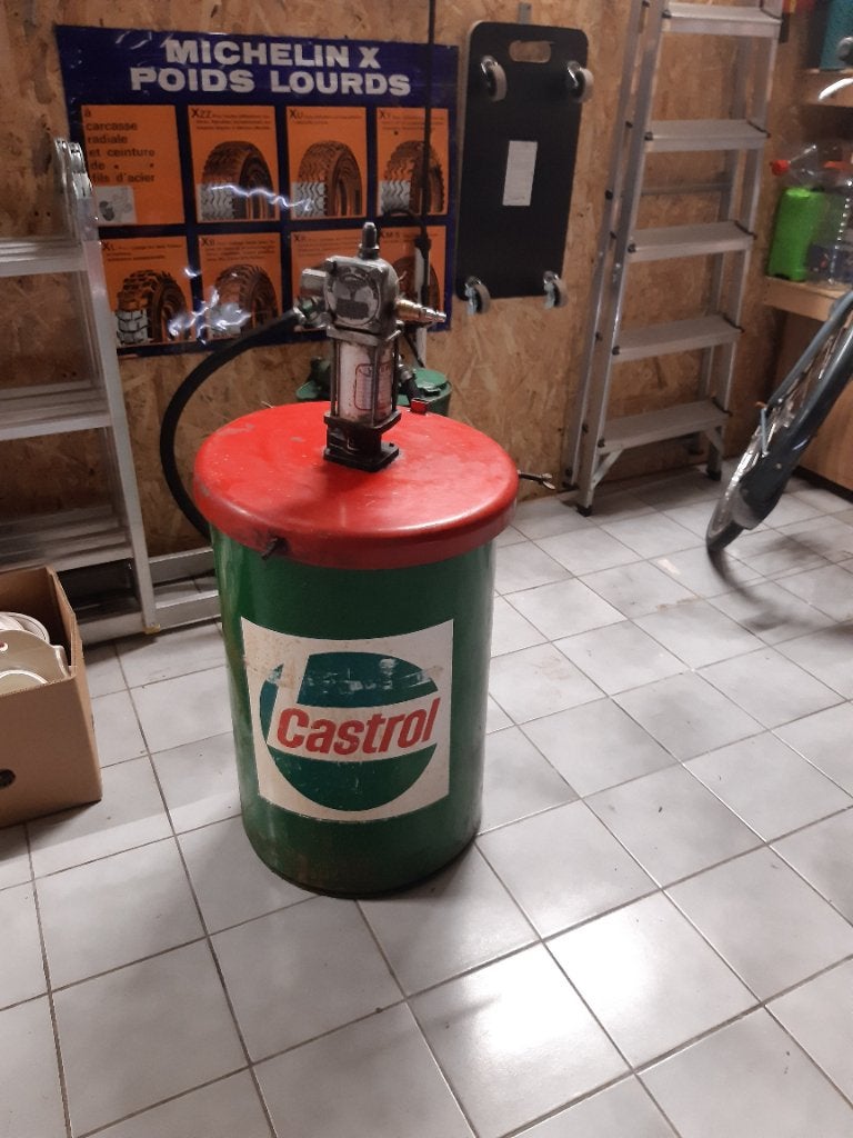 Vintage Castrol vetpomp, Ophalen