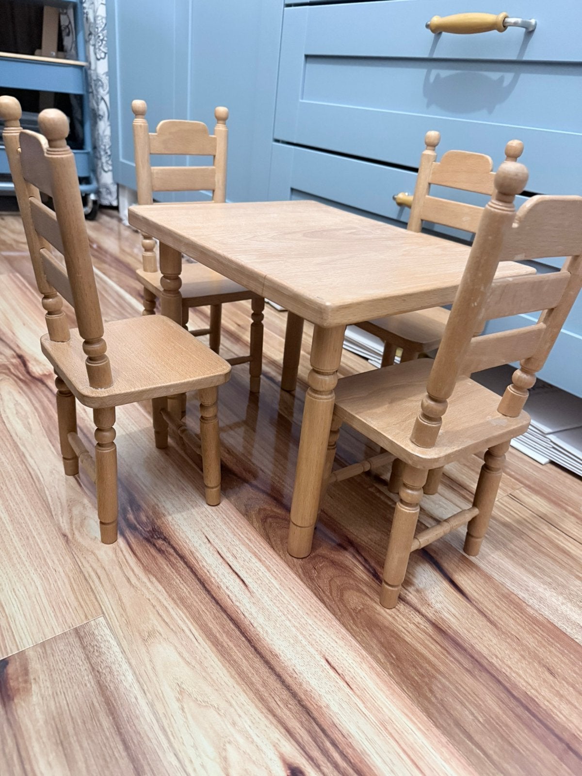 Tafel met 4 stoelen voor poppen tot 50-52cm babypoppen, Verzamelen, Poppen, Ophalen of Verzenden, Zo goed als nieuw, Overige typen