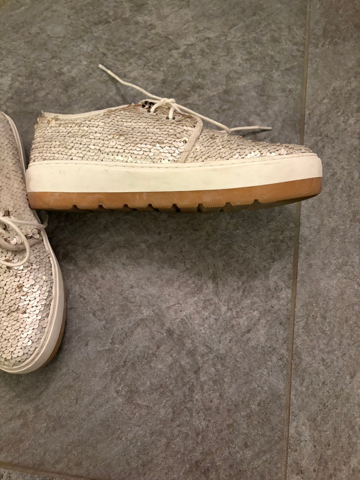 Leuke sneakers met lovertjes 39, Kleding | Dames, Beige, Ophalen of Verzenden, Sneakers of Gympen, Zo goed als nieuw