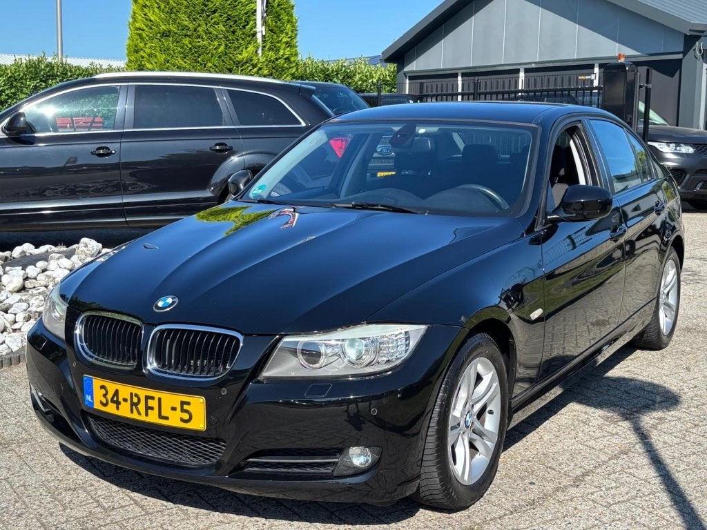 BMW 3 Serie 318i Sedan Executive 2011 Zwart NL Auto, Auto's, Euro 5, 136 pk, 4 cilinders, Zwart