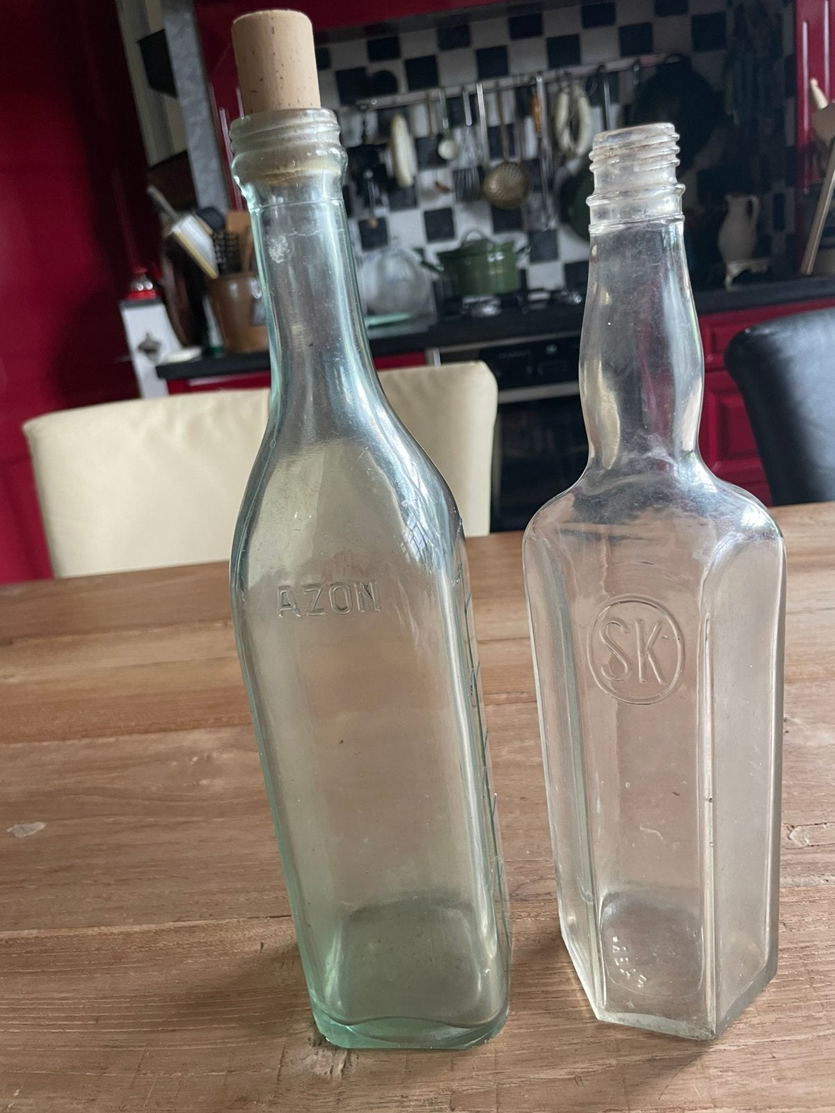 Antieke oude flessen. 1 bleekwater en de ander limonader, Ophalen