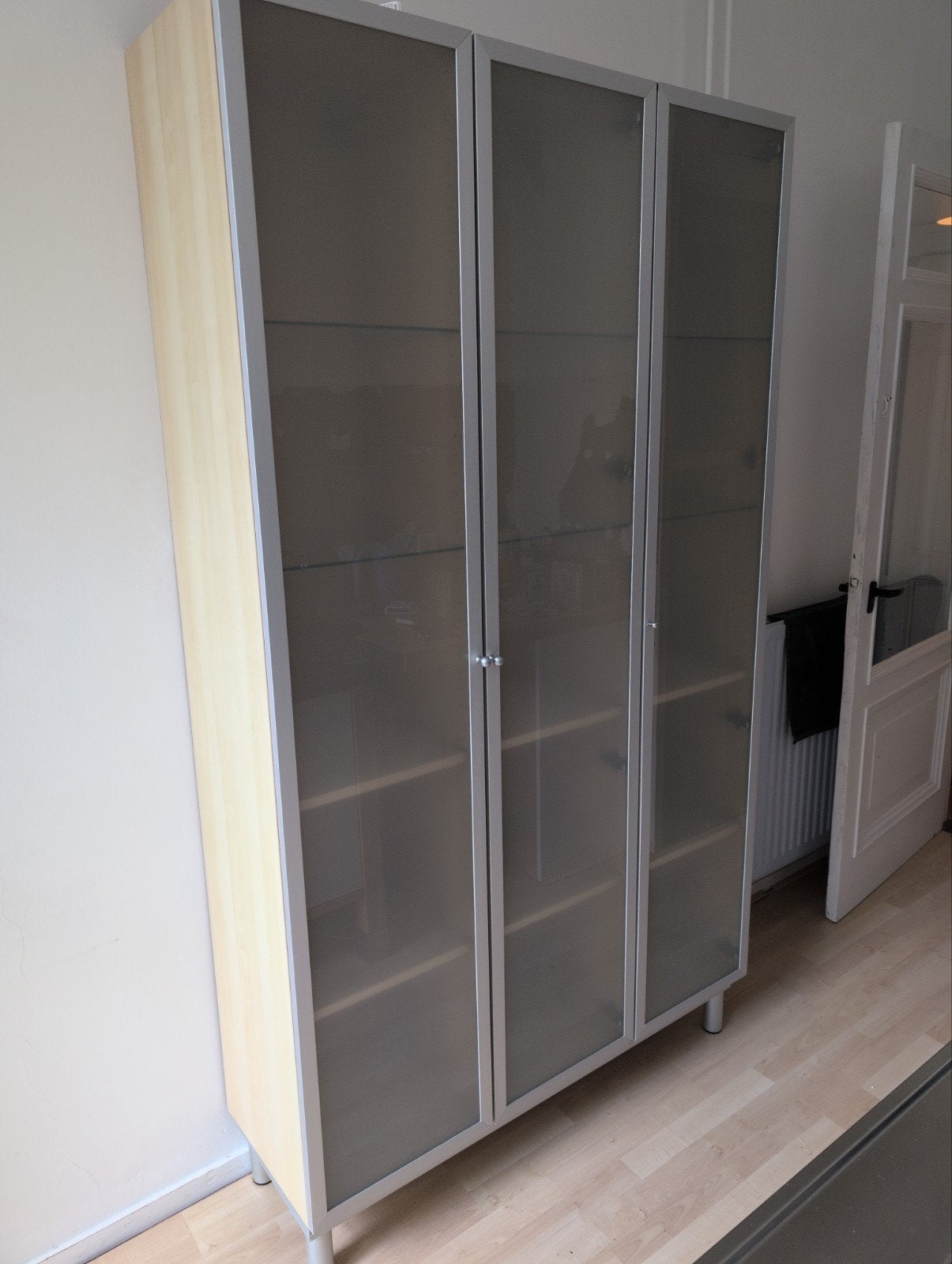 Hoge kast met glazen deuren en planken, Huis en Inrichting, Kasten | Boekenkasten, Ophalen, 100 tot 150 cm, 200 cm of meer, Modern, Functioneel