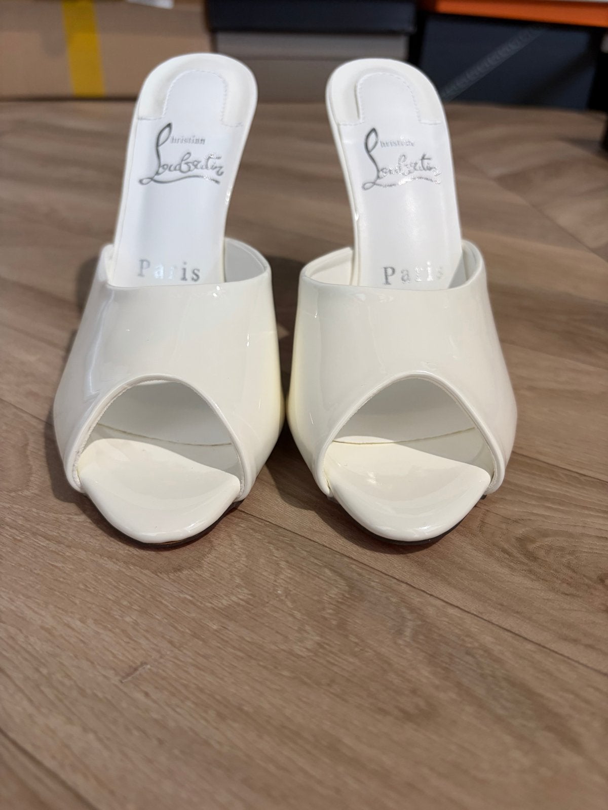 Christian Louboutin witte muiltjes met rode zool, Wit, Nieuw, Sandalen of Muiltjes, Ophalen of Verzenden