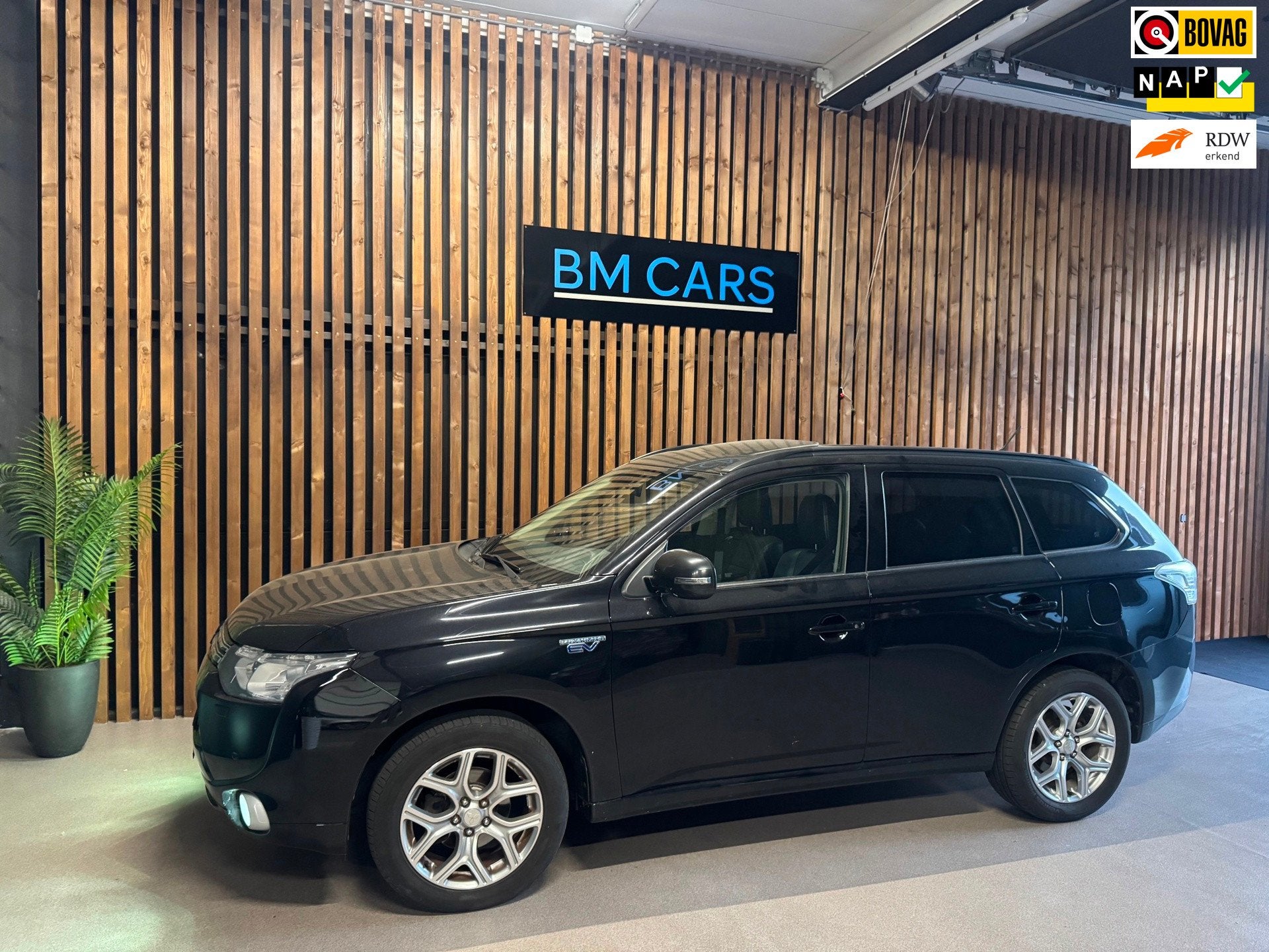 Mitsubishi Outlander 2.0 PHEV Instyle Schuifdak, Camera, Lee, Auto's, Mitsubishi, 4 cilinders, Stoelverwarming, Zwart, Vierwielaandrijving