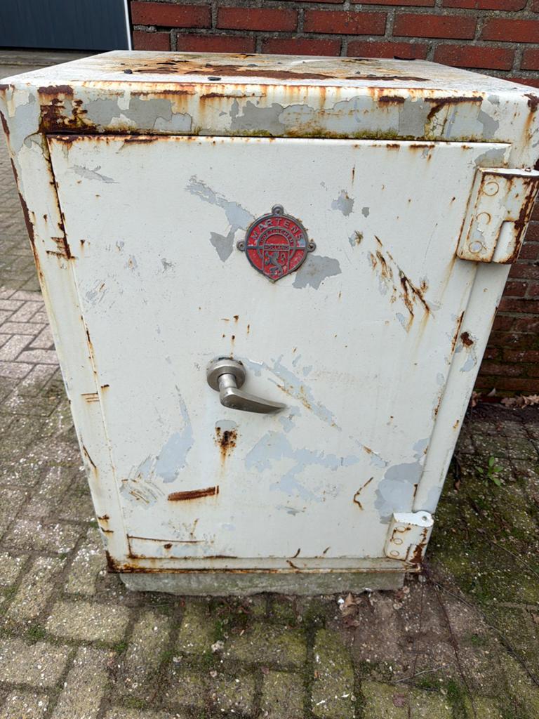 Martens kluis met sleutel en één schap uit kerk, Ophalen, Gebruikt, Brandkast