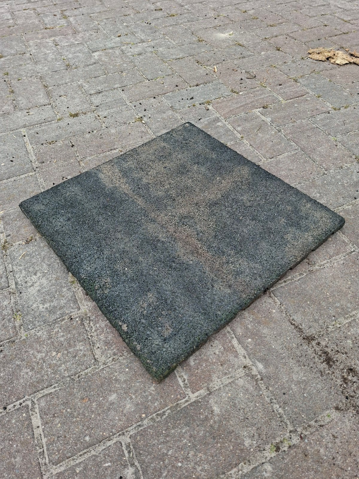 +/- 80 rubberen tegels 50x50x2,5 2 kleuren, Ophalen, Rubber, Overige typen