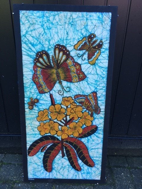 Batik werk uit Indonesie , gesigneerd Cyril . maat 86 x 43 c, Huis en Inrichting, Woonaccessoires | Schilderijen, Tekeningen en Foto's