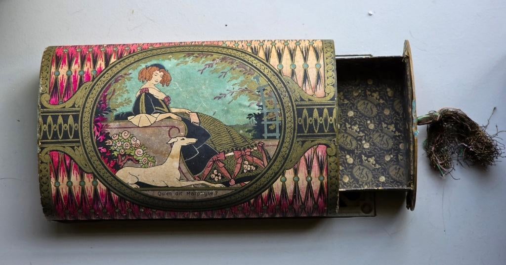 Antieke Franse Parijse chocolade doos  Marquise de Sévigné, Verzenden