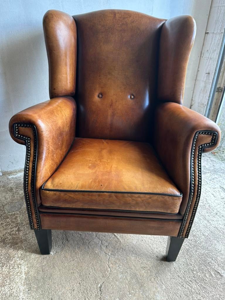 Royale schapenleren oorfauteuil. Lounge Atelier. Nieuwstaat, Huis en Inrichting, Fauteuils, Ophalen, Chesterfield., ., Leer