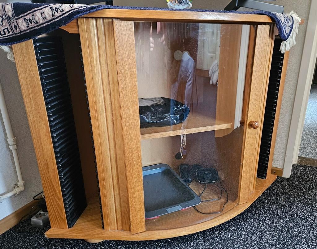 Houten CD/DVD-kast met glazen deuren, Gebruikt, 150 discs of meer, Ophalen of Verzenden, Hout
