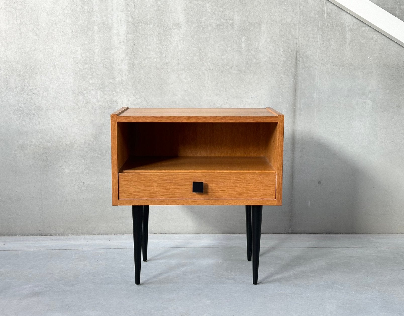Vintage scandinavische sidetable, Ophalen, Zo goed als nieuw, Minder dan 45 cm