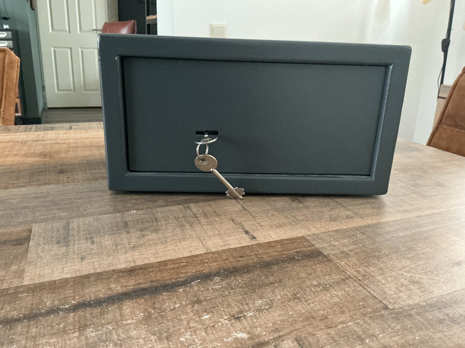 Compacte metalen kluis met sleutel - Grijs, Huis en Inrichting, Ophalen, Gebruikt, Grijs, Metaal