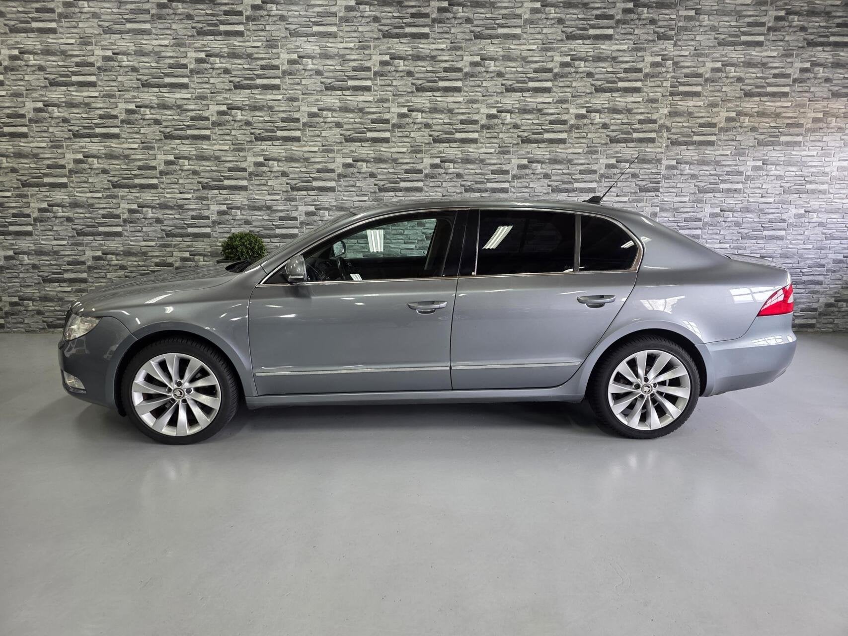 Skoda Superb 1.4 TSI Ambition *Bluetooth*Navi*PDC*Trekhaak!, Voorwielaandrijving, Gebruikt, 4 cilinders, Origineel Nederlands