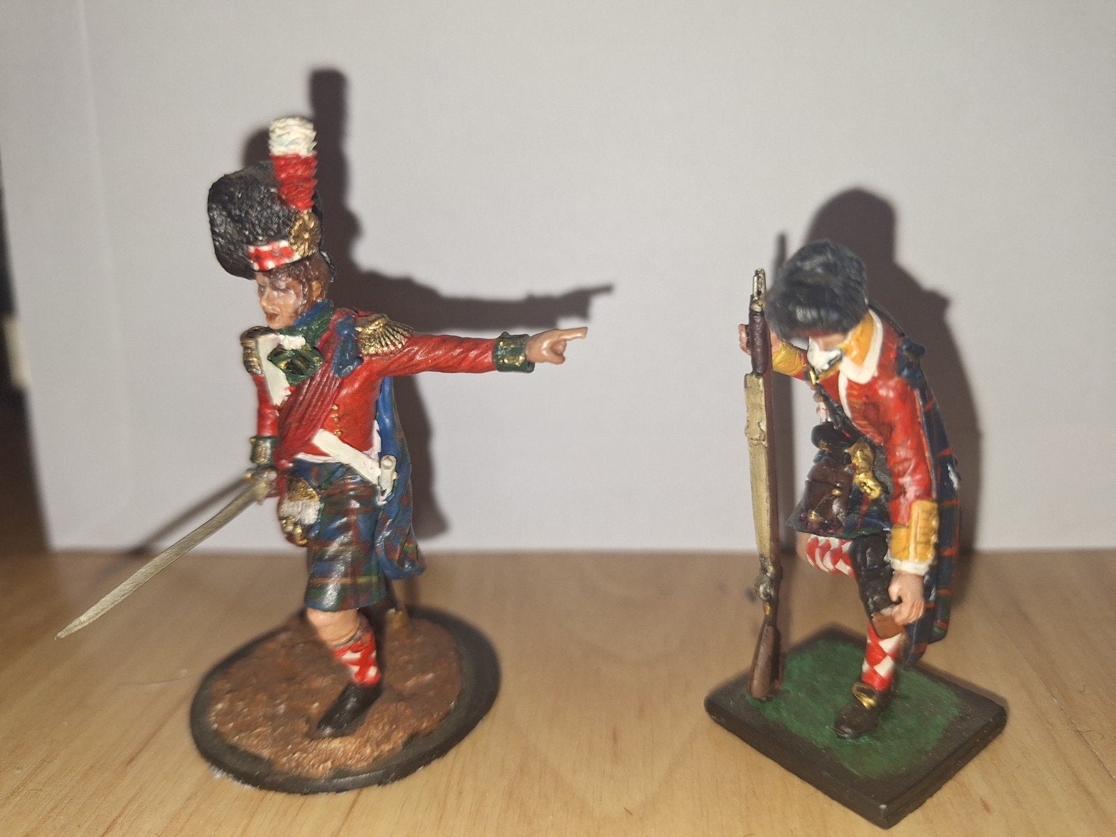 2 Prachtig geschilderde schotse tinnen soldaatjes, Verzenden, Landmacht, Engeland, Miniatuur of Beeldje