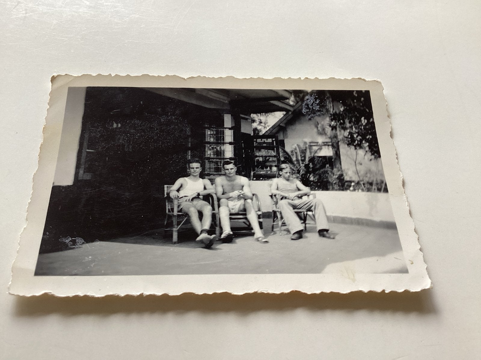 Ned Indië Drie mannen ontspannen op veranda 6x9 cm, Verzamelen, Foto's en Prenten, Gebruikt, Foto, Ophalen of Verzenden, Voor 1940