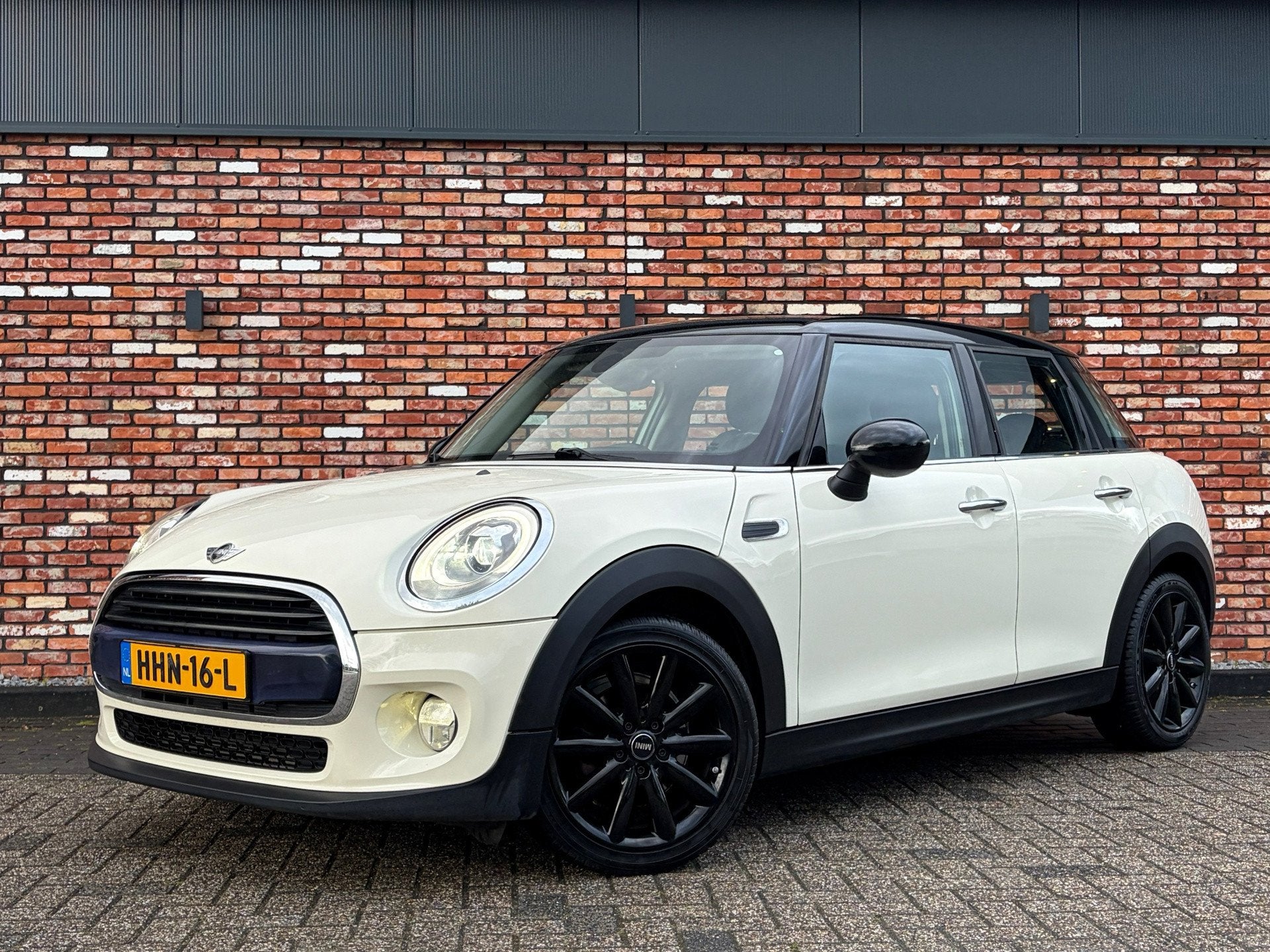 Mini Mini 1.5 Cooper Chili Serious Business 5-Deurs Automaat, 136 pk, Gebruikt, Leder en Stof, Wit