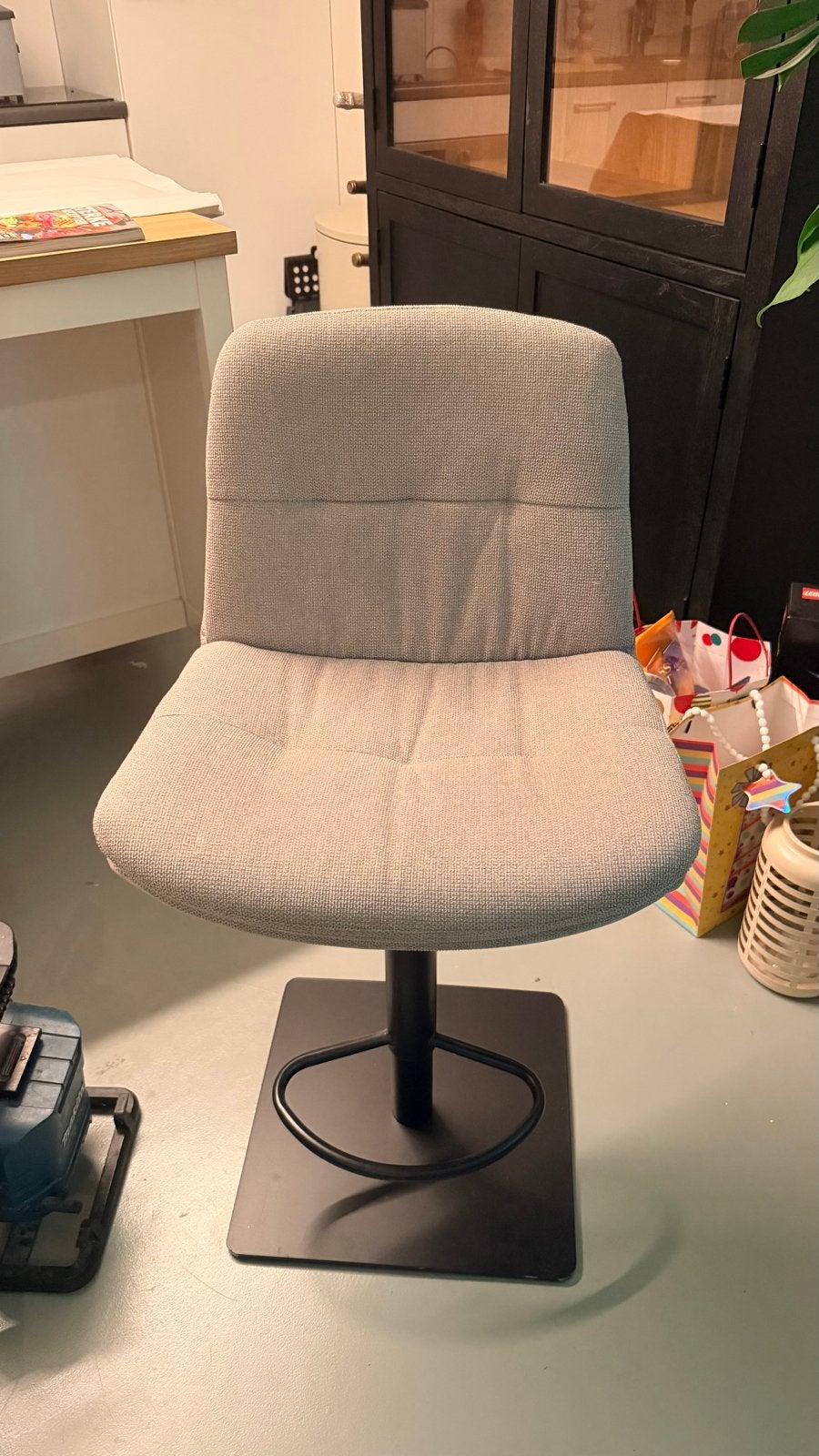 Moderne barkrukken - grijs met zwarte voet, Huis en Inrichting, Ophalen, In hoogte verstelbaar, Zo goed als nieuw, 90 cm of meer