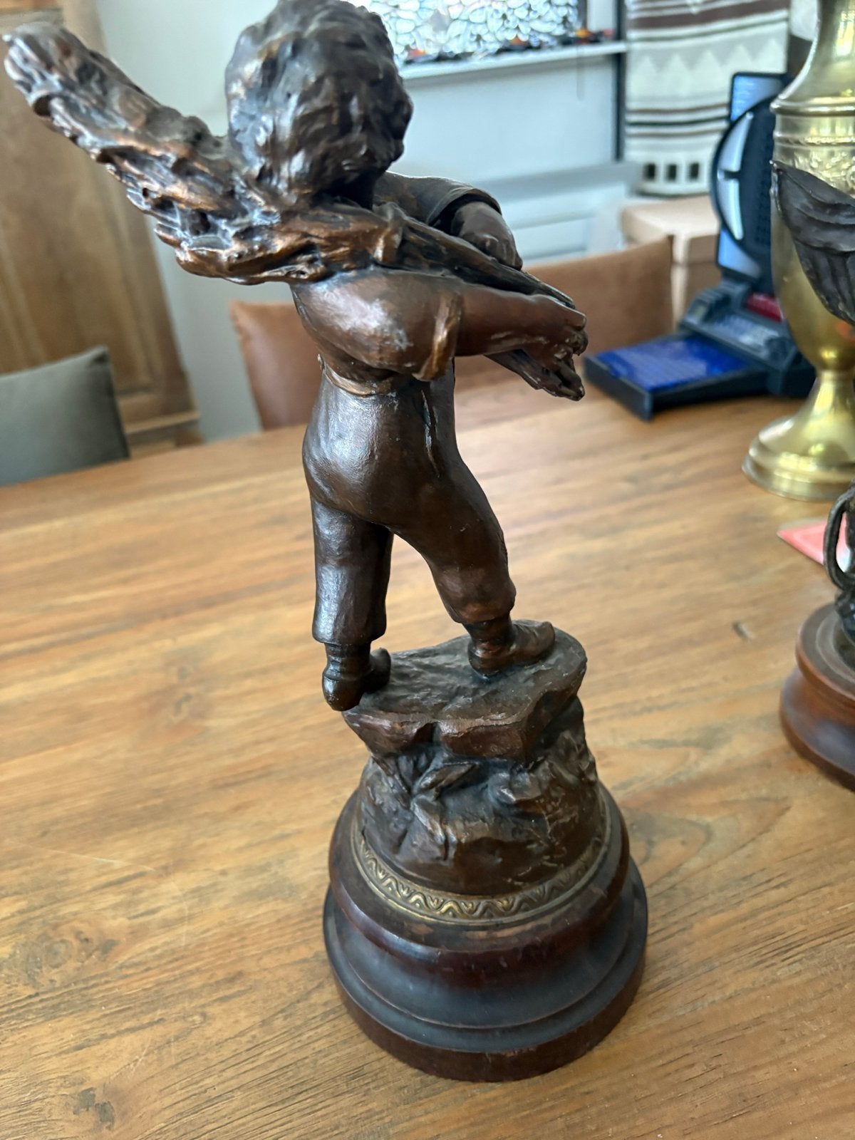 Bronzen beeldje jongen met korenschoof, gesigneerd, Ophalen of Verzenden, Brons, Beeld, Bruin