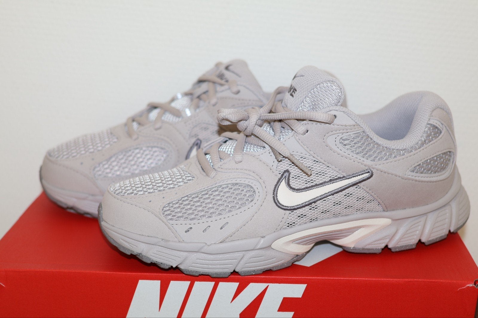 Nieuwe Nike V5 RNR Suede Sneakers - Maat 38.5, NL, Nieuw, Nike.nl, Ophalen of Verzenden