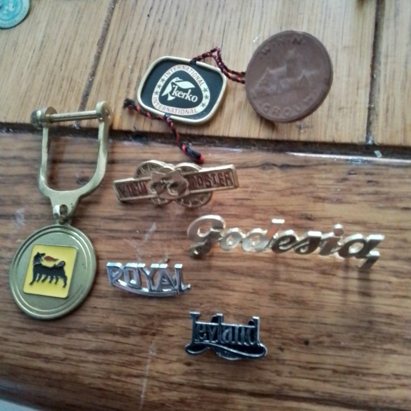 Verzameling vintage metalen emblemen en sleutelhanger, Ophalen of Verzenden