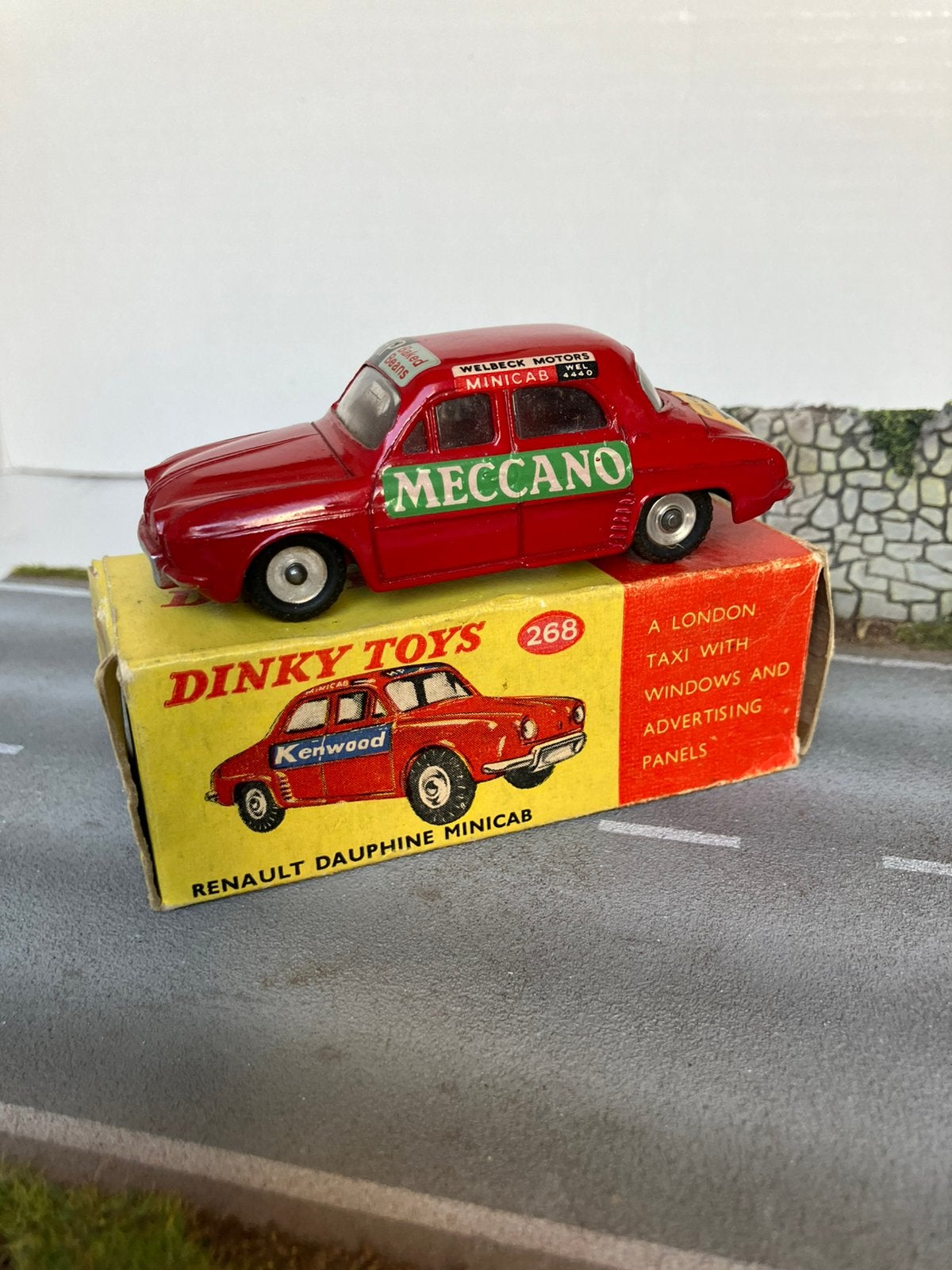 Dinky toys 268: renault dauphine minicab, Verzenden, Zo goed als nieuw, Auto, Dinky Toys
