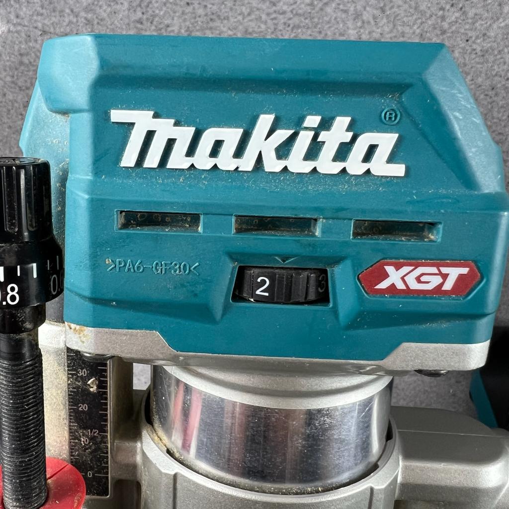 Makita RT001G Bovenfrees op accu | 4.0Mah, lader | 404553, Doe-het-zelf en Verbouw, Gereedschap | Freesmachines, Gebruikt, Accu