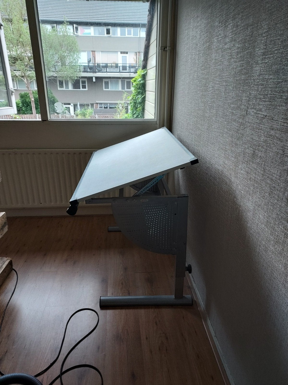 Gratis bureau/ tekentafel - moet schoongemaakt worden, Huis en Inrichting, Bureaus, Ophalen of Verzenden
