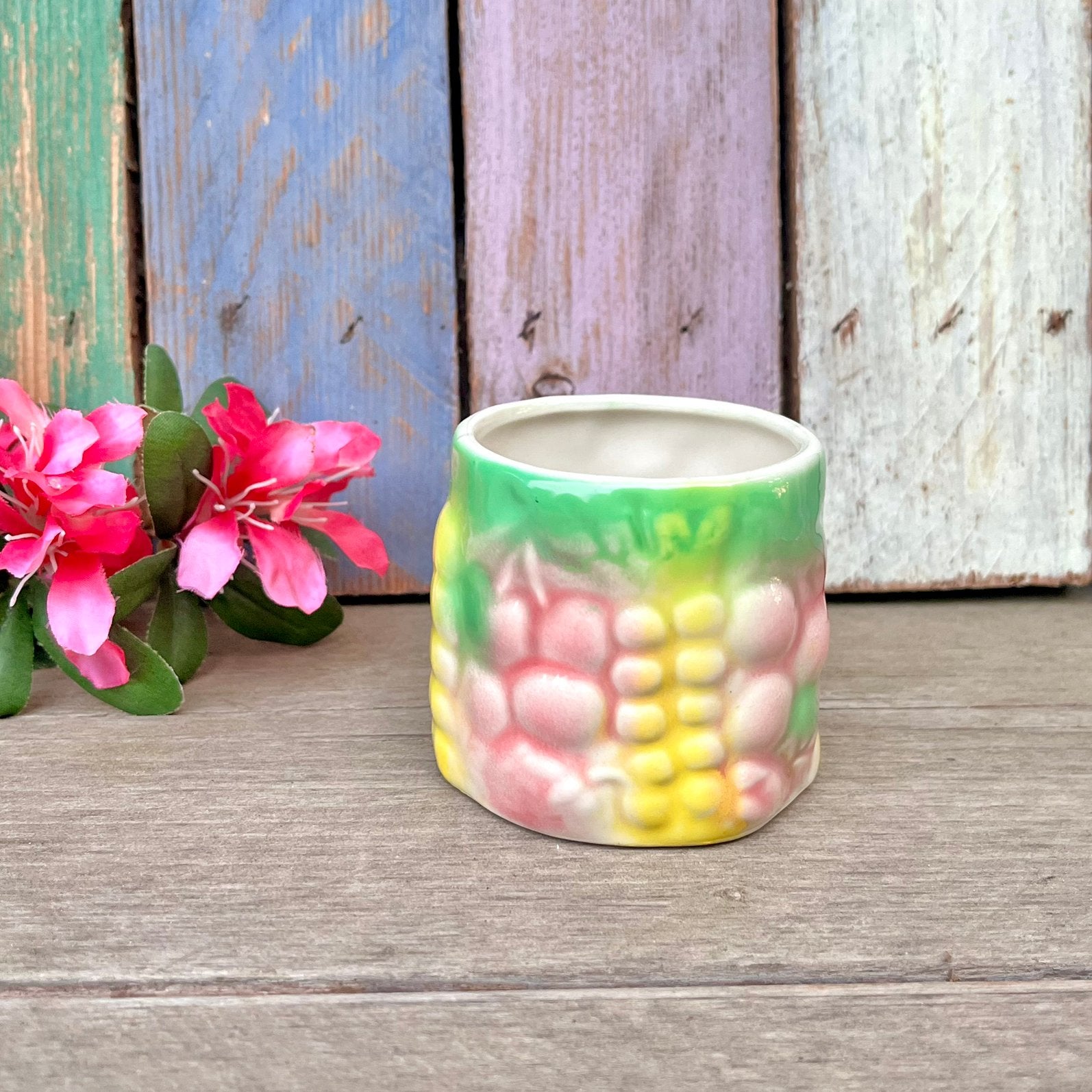 Barbotine mokje met fruitdecor tutti frutti lepelvaasje, Gebruikt, Vintage, Aardewerk, Mok