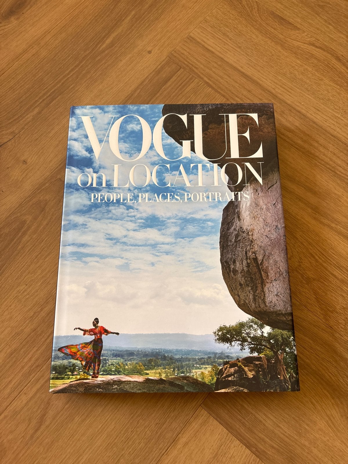Vogue On Location: People, Places, Portraits - Hardcover, Boeken, Mode, Ophalen of Verzenden, Zo goed als nieuw, Mode algemeen