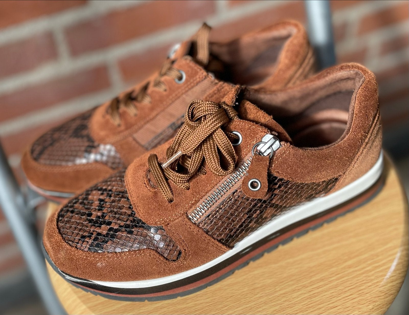 Bruine Feyn suède sneakers rits Mt 37, wijdte H, Bruin, Ophalen of Verzenden, Sneakers of Gympen, Zo goed als nieuw