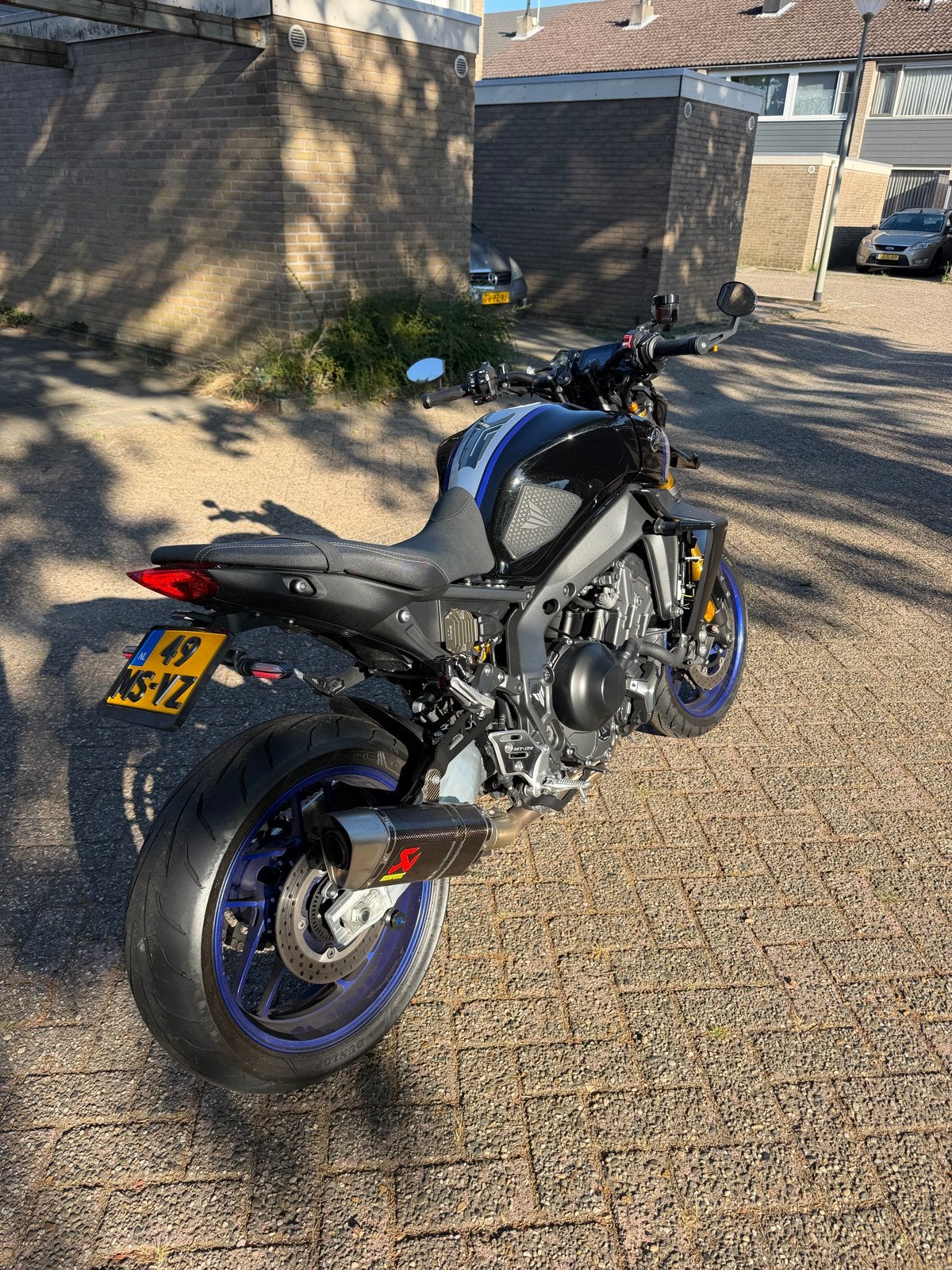 Yamaha MT-09 2021 met Akrapovic uitlaat, Motoren, Sportuitlaat, Motorrijbewijs A, Meer dan 35 kW, Handgeschakeld