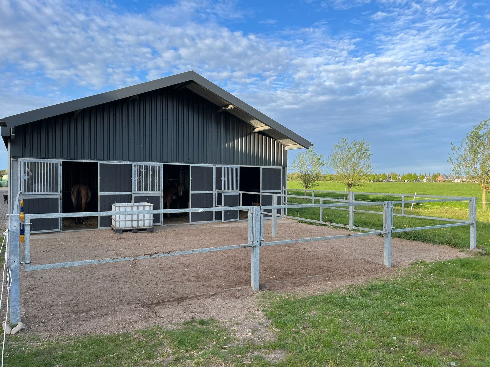 Ponystal aangeboden/stalgenoot gezocht, Dieren en Toebehoren, Weidegang, 1 paard of pony