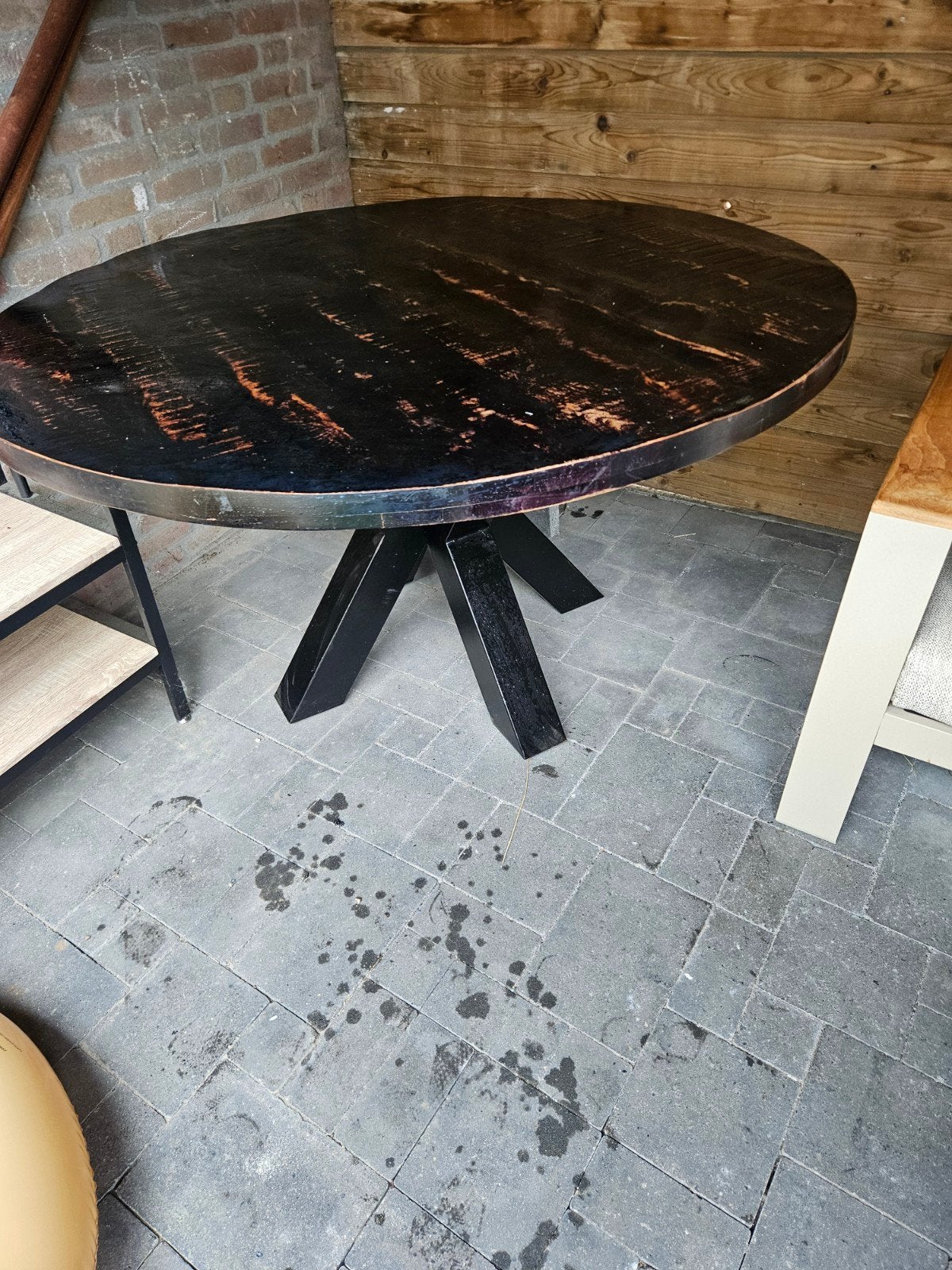 Ronde eettafel met zwart blad en metalen onderstel, Gebruikt, Rond, Modern industrieel, Vier personen