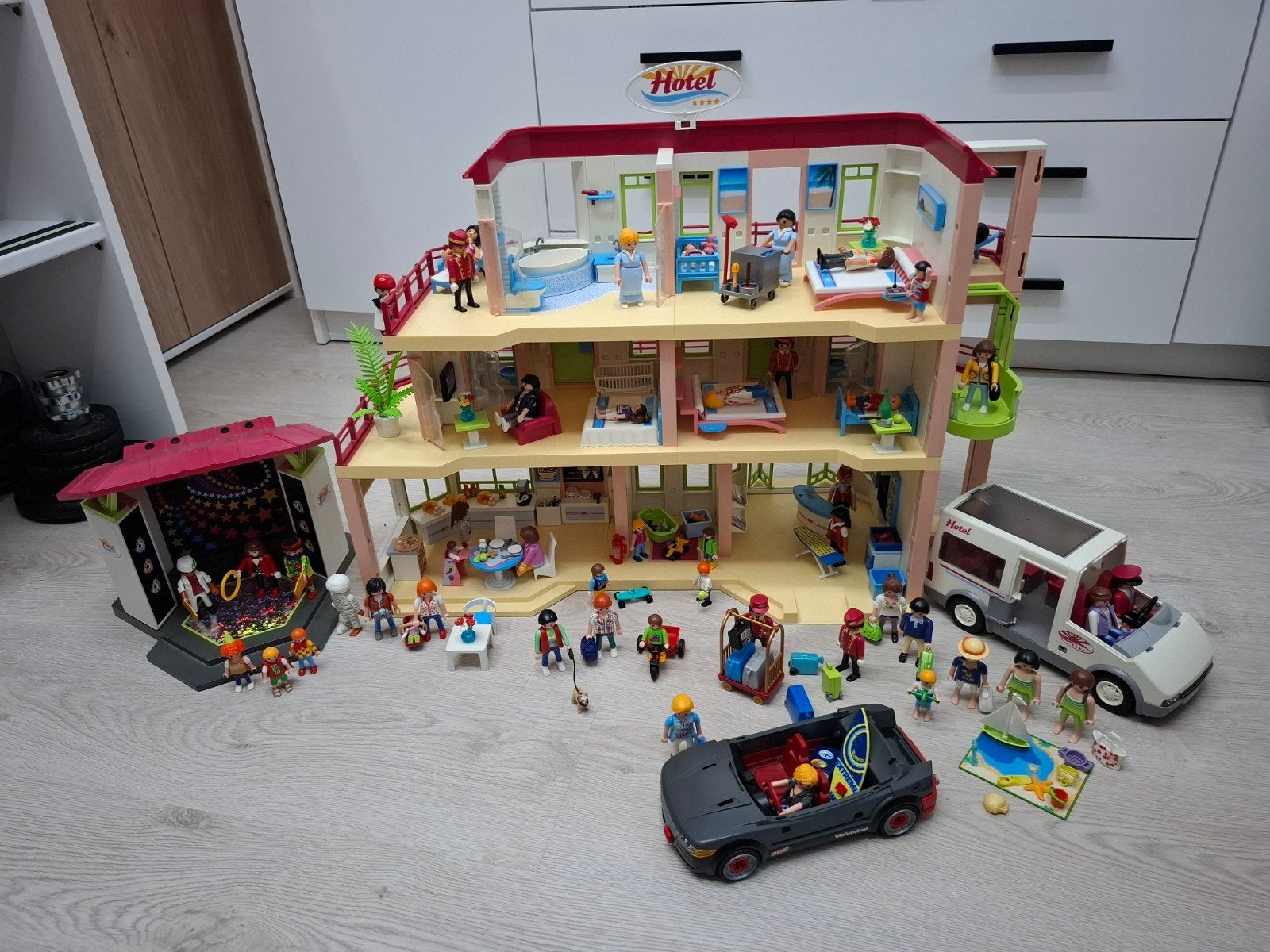Grote Playmobil Hotel Set met disco, Auto's en Figuren, Ophalen, Jongen of Meisje