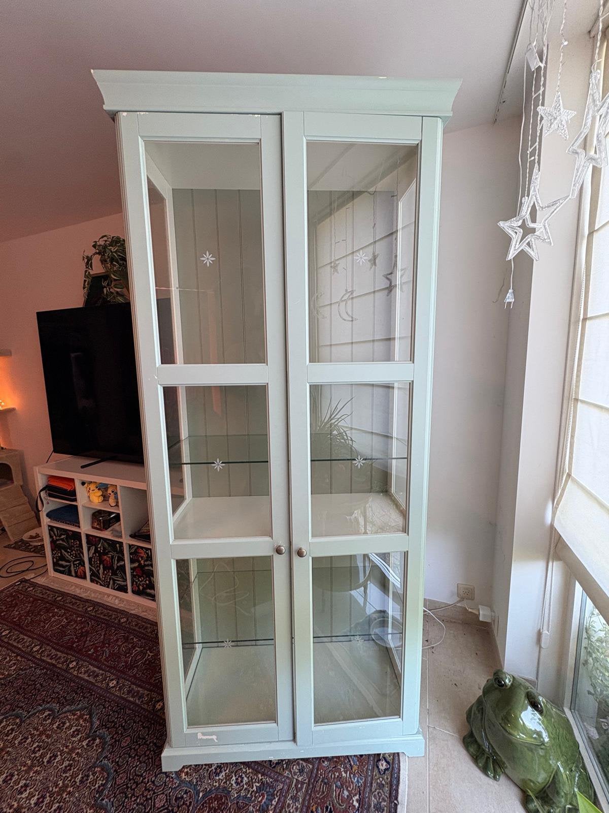 Gratis Ikea Vitrinekast groen, Ophalen, Met deur(en), 100 tot 150 cm, Groen geverfd door vorige eigenaren van deze kast :)