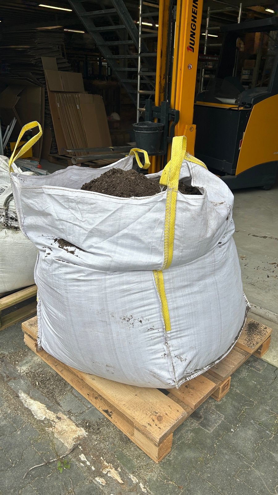 Schoon zwart zand, ca. 1 m³ in big bag, Ophalen, Gebruikt, Ophoogzand