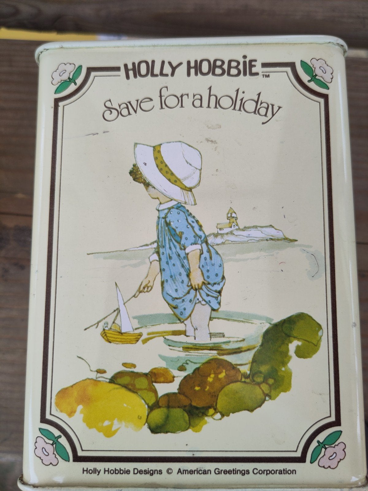Vintage Holly Hobbie spaarpot 'Save for a holiday' 1977, Ophalen of Verzenden, Gebruikt, Metaal of Blik, Strip- of Tekenfilmfiguur