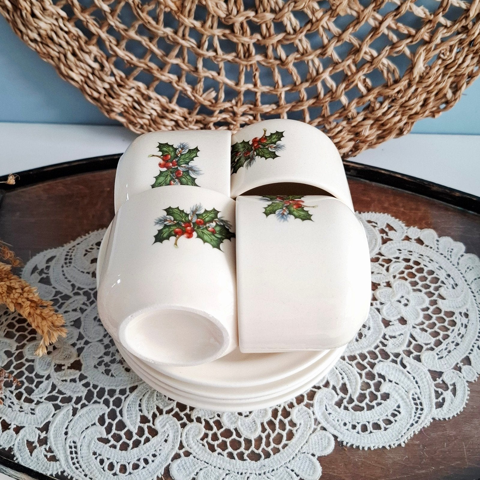 Set van 4 kerst kop en schotels met hulst design, Onbekend, Ophalen of Verzenden, Zo goed als nieuw, Onbekend