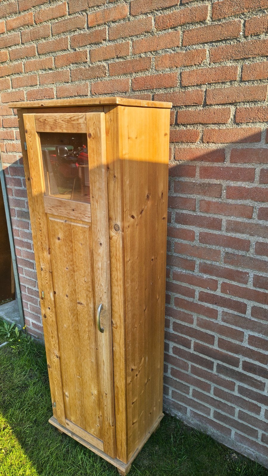 Mooie smalle houten kast / vitrinekast, Ophalen, Zo goed als nieuw