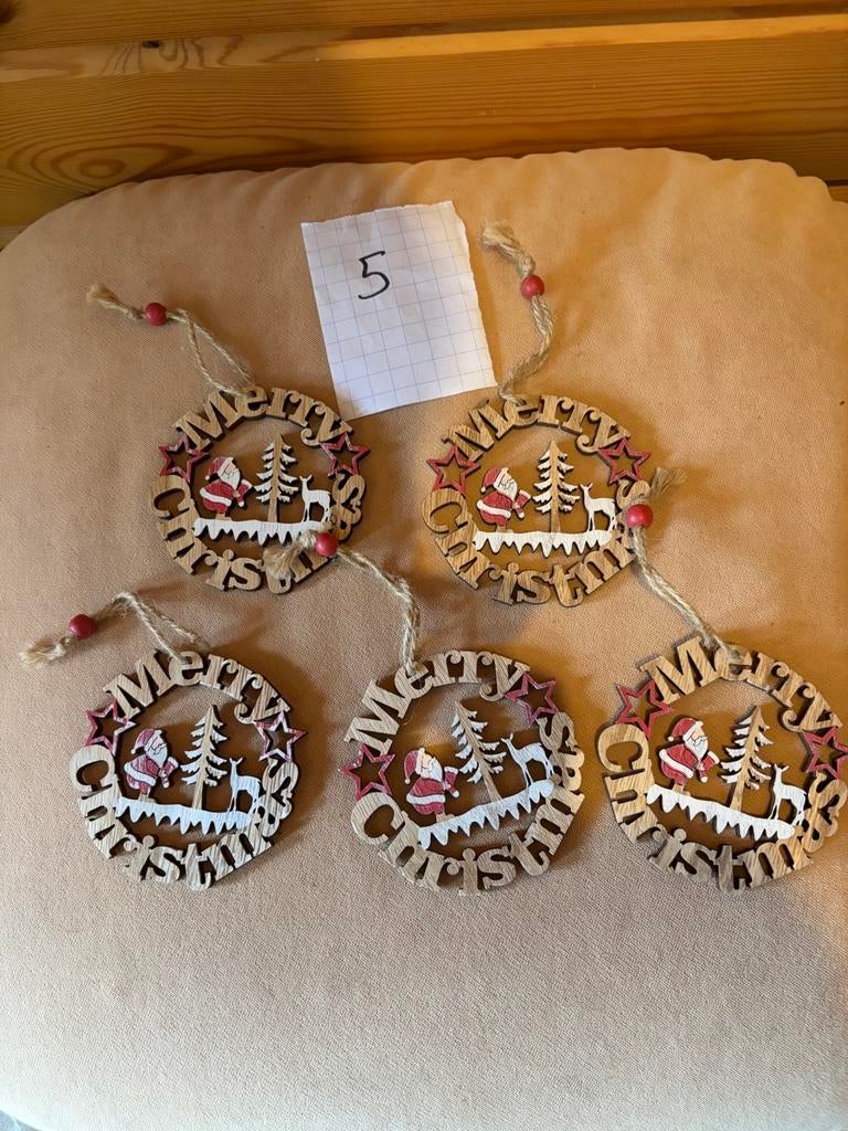 4 kerstdecoratie hout merry christmas en kerstman 10 cm, Diversen, Kerst, Ophalen of Verzenden, Zo goed als nieuw