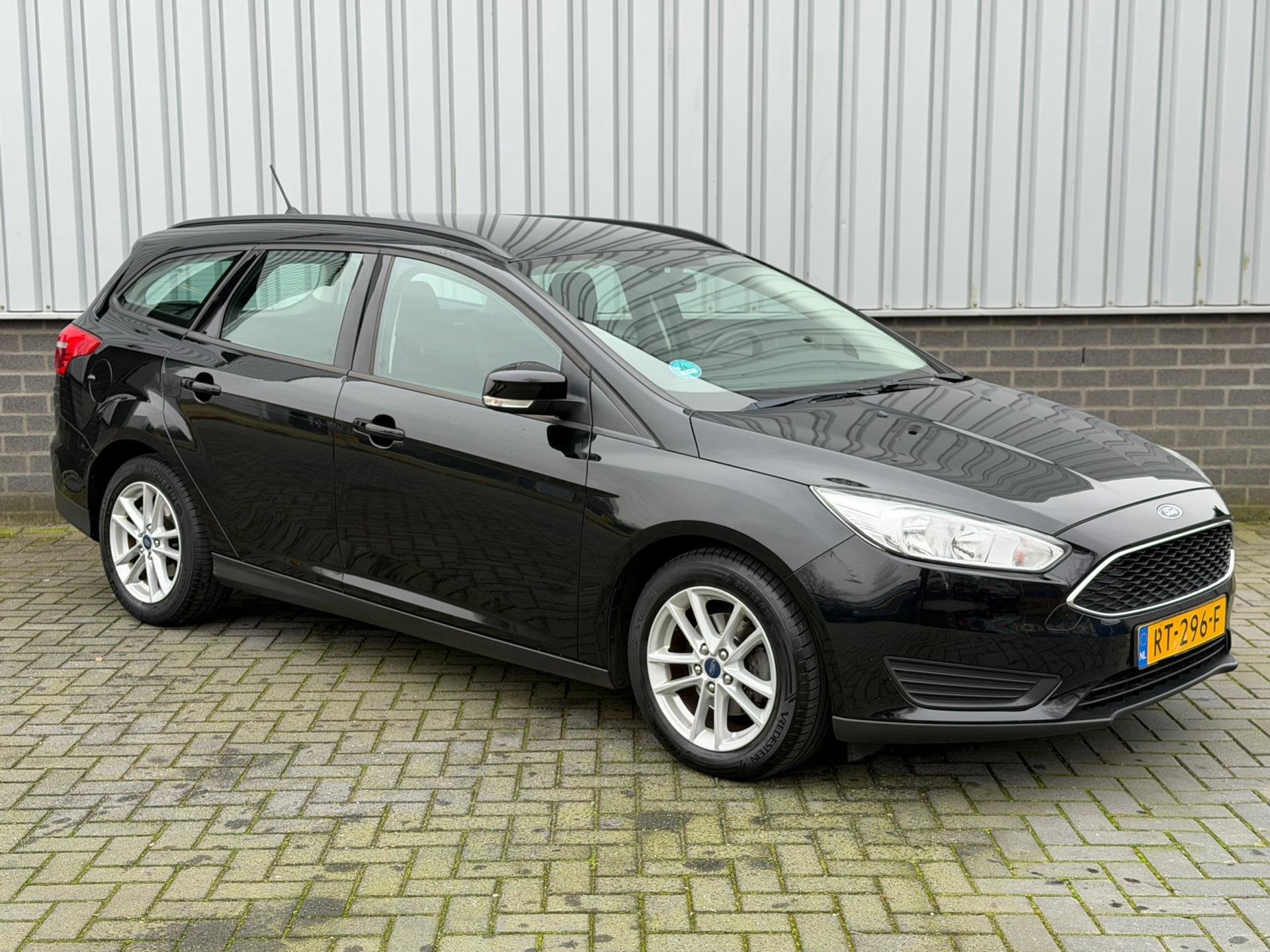 Ford Focus Wagon 1.0 Trend |Navi|CruiseCtrl|Carplay|PDC|Airc, Gebruikt, Zwart, Origineel Nederlands, Handgeschakeld