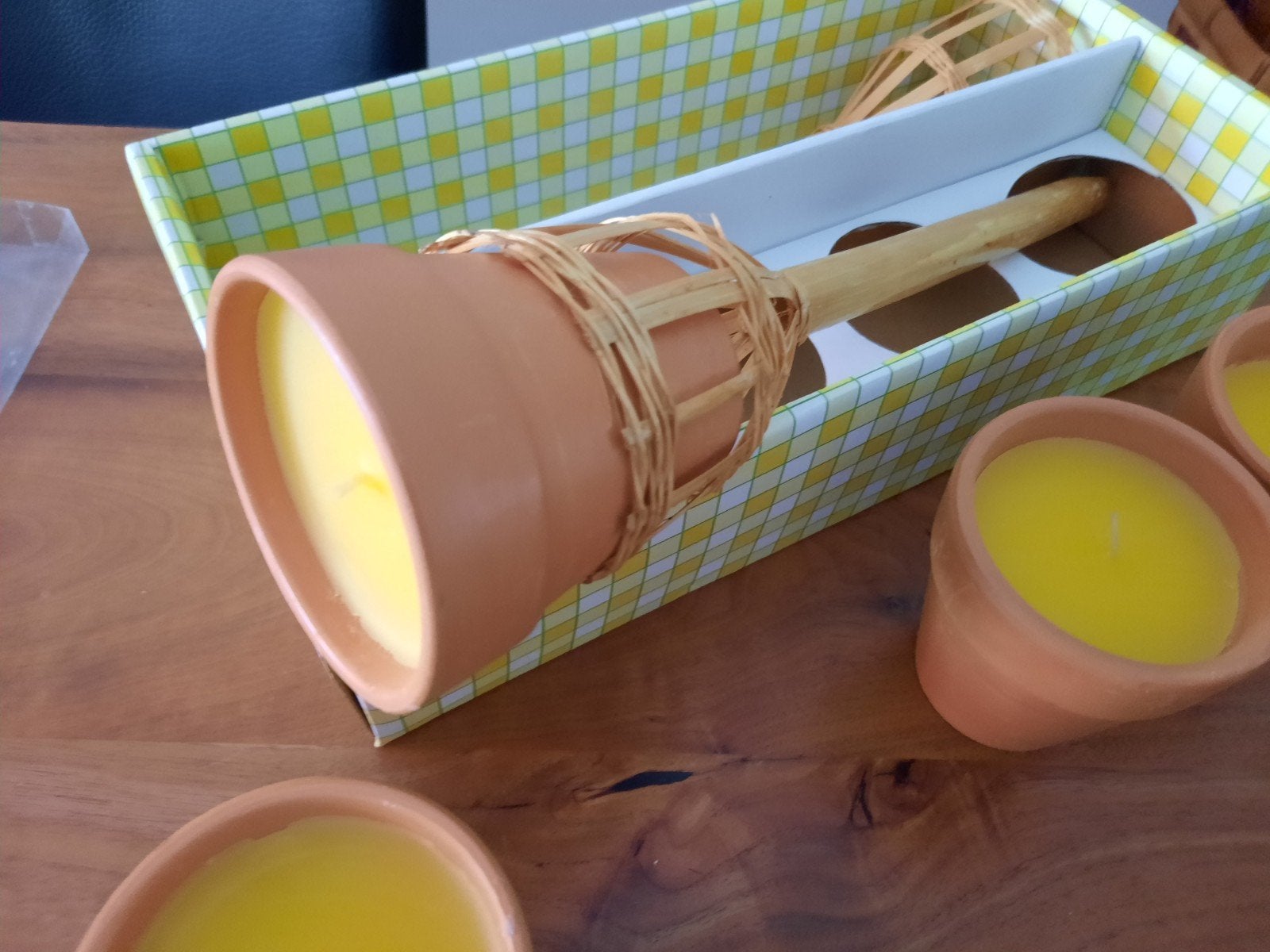 buiten kaarsen (citronella?) 4 potjes, 2 bamboe  houders, Huis en Inrichting, Woonaccessoires | Kandelaars en Kaarsen, Ophalen of Verzenden
