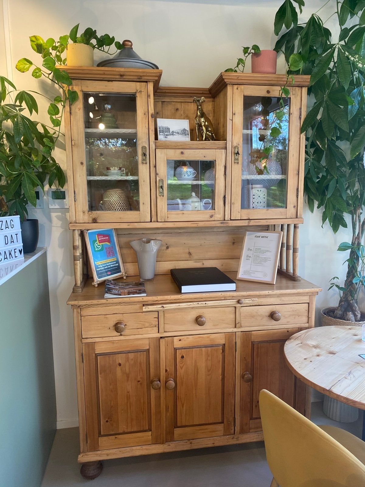 Antieke grenen buffetkast met vitrine en lades, Ophalen
