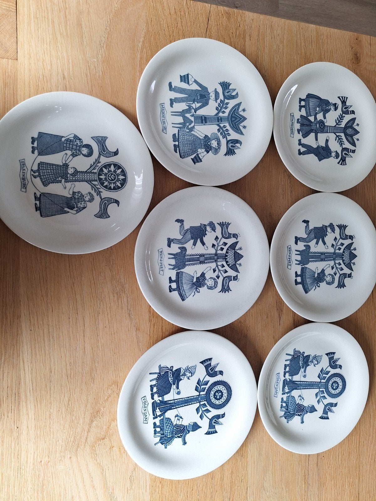 Set van 8 Delfts blauwe borden met Nederlandse klederdracht, Antiek en Kunst, Ophalen of Verzenden
