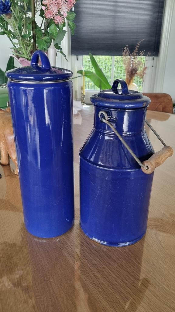 Blauwe emaille bussen, Ophalen