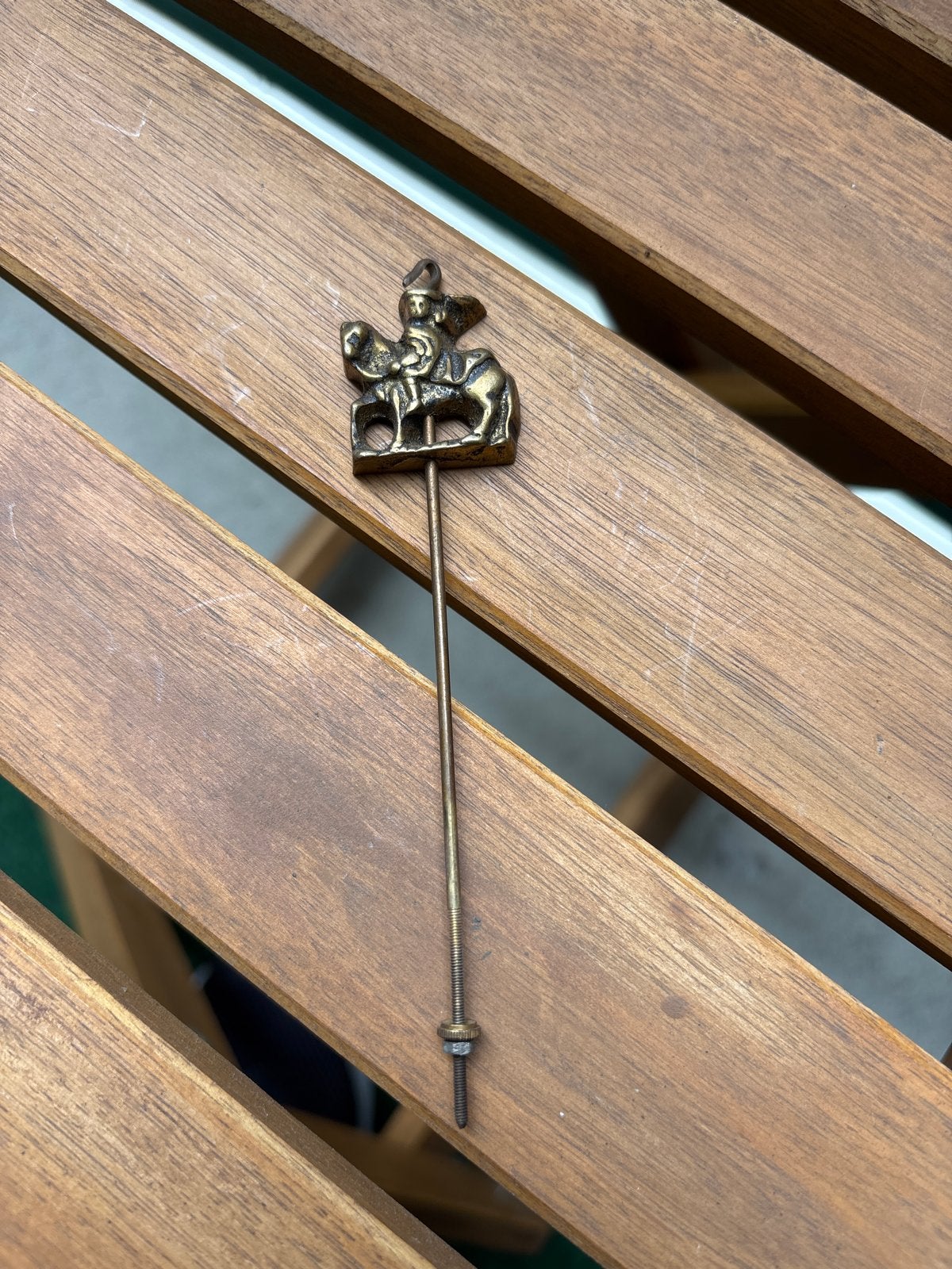 Vintage bronzen reversspeld: ruiter te paard, Ophalen